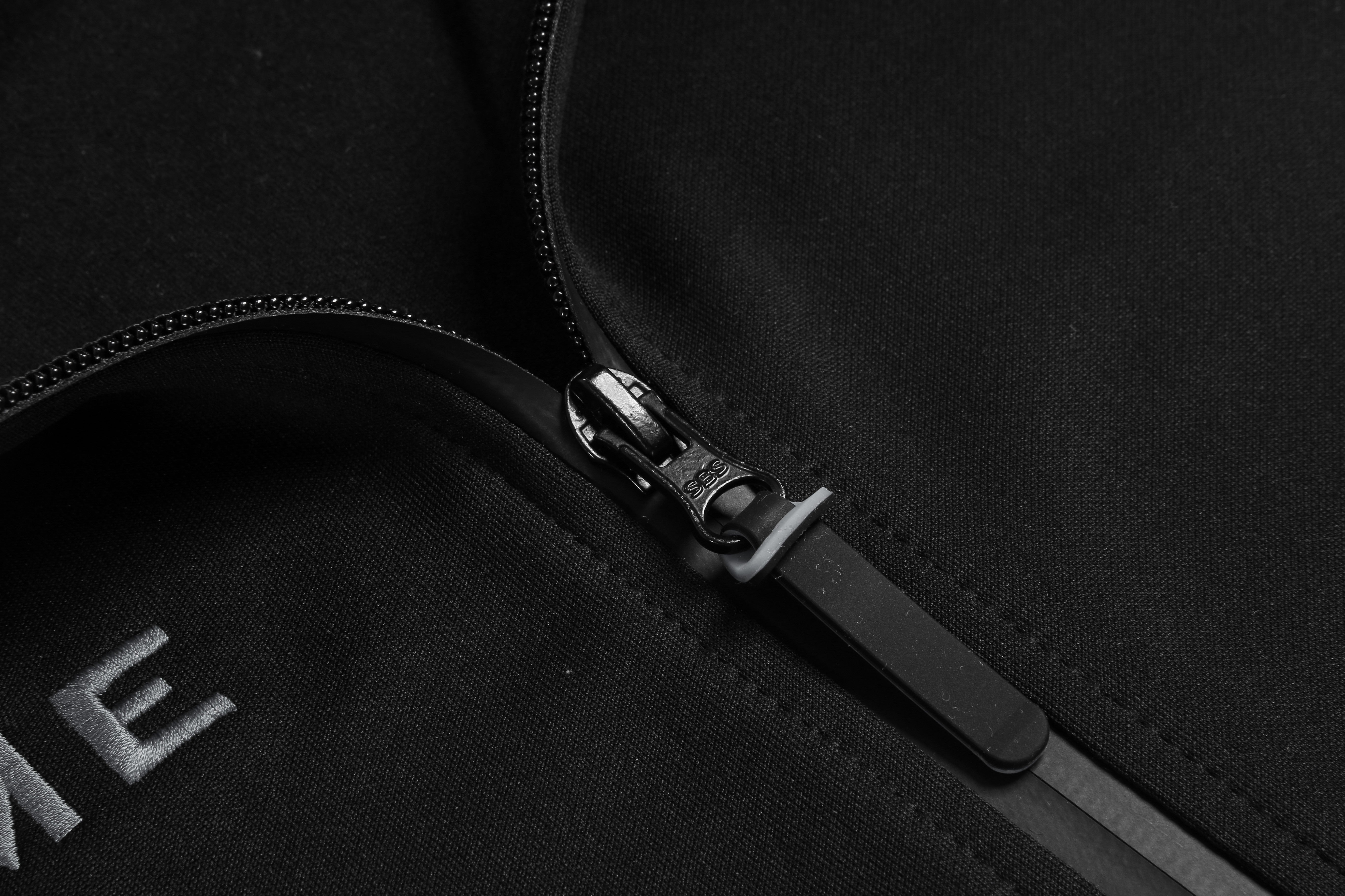 CHAQUETA DE CHÁNDAL MONTES NEGRO